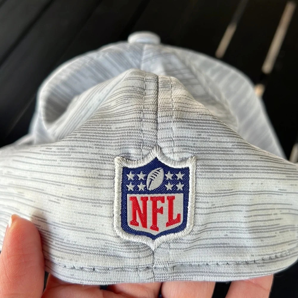 Men's New Era Gray Buffalo Bills 2020 NFL Sideline Official 39THIRTY Flex Hat - Picture 6 of 9